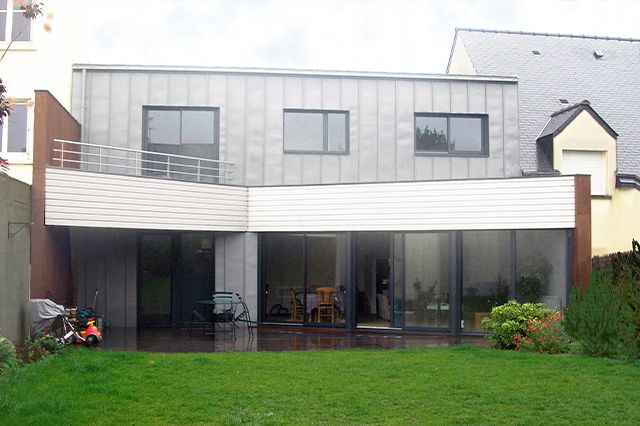 Extension moderne d'une maison individuelle à Rennes par ANA Architecte