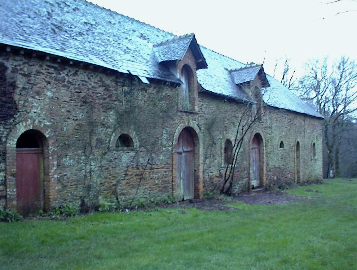 Ecuries avant restauration : bâtisse ancienne à faible efficacité énergétique Ecuries avant restauration : bâtisse ancienne à faible efficacité énergétique