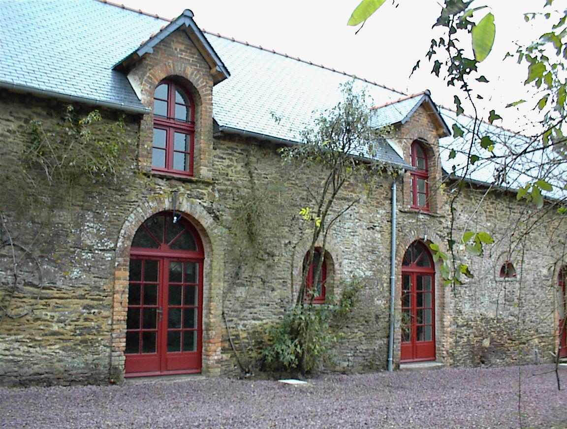 Les mêmes écuries réhabilitées par ANA, atelier d'architecture à Rennes. Les mêmes écuries réhabilitées par ANA, atelier d'architecture à Rennes.